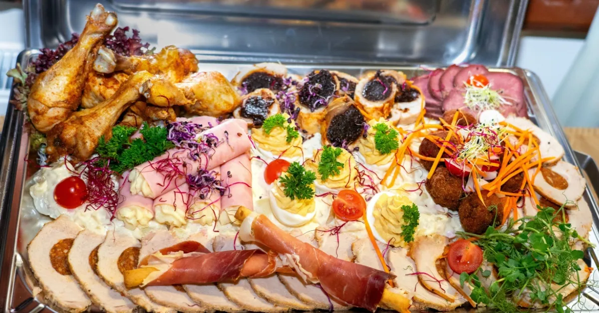 Franse salade, casino-eieren en hamrolletjes: drie klassiekers in één uur op tafel – Einde van de maand special