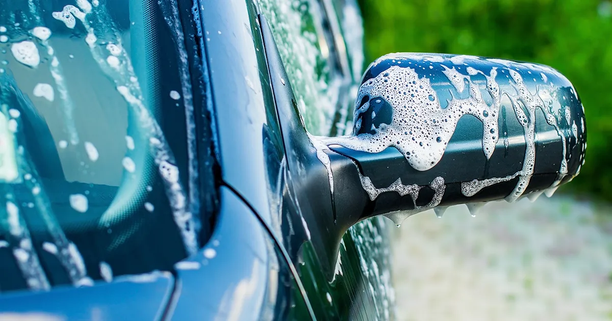 Mag ik mijn auto thuis wassen? De regels in 2025