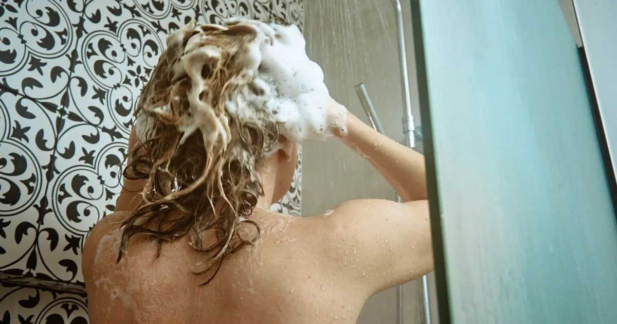 Hoe vaak moet je je haar wassen? Dit zeggen experts in 2025