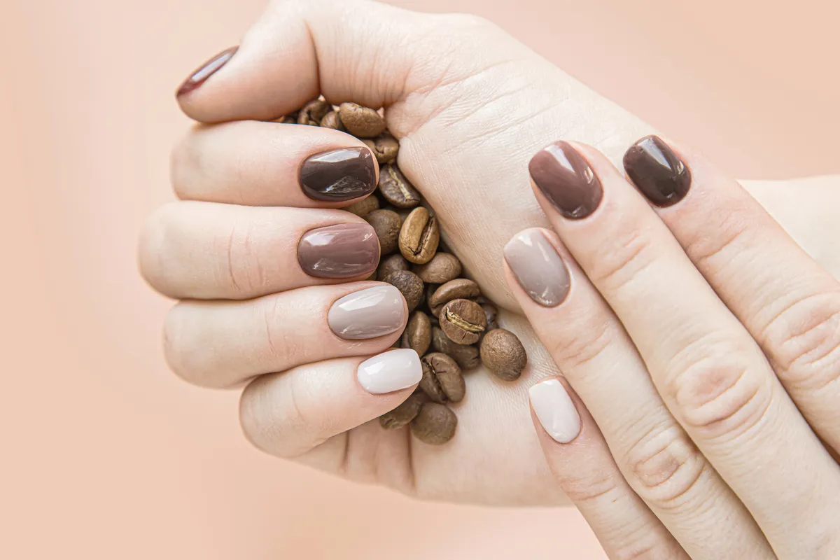 Hoe krijg je mooie nagels voor een prikkie? Praktische tips voor vrouwen in Nederland