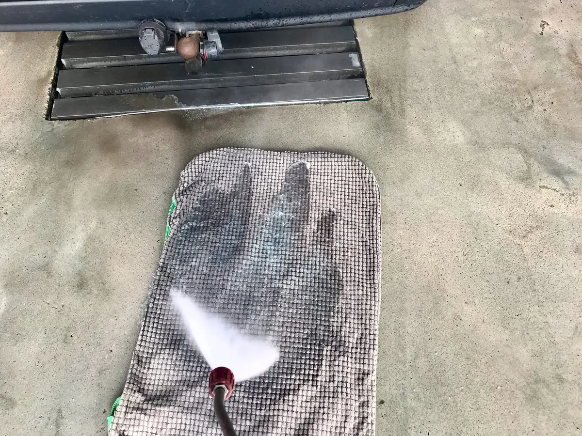 Waar kun je het beste het dierenbed wassen? Een einde-maand handleiding
