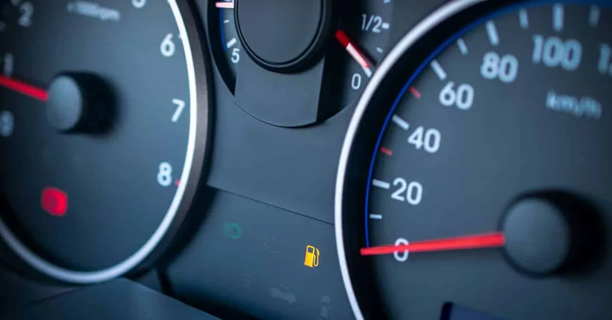 Hoeveel benzine zit er nog in je tank als het lampje gaat branden? Zóveel kun je écht nog rijden met bijna lege tank – Maandultimo