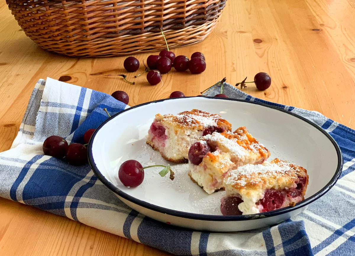 Goedkope taart met kersen (of ander fruit): bólyi túrós – de luie vrouwentaart voor elke dag