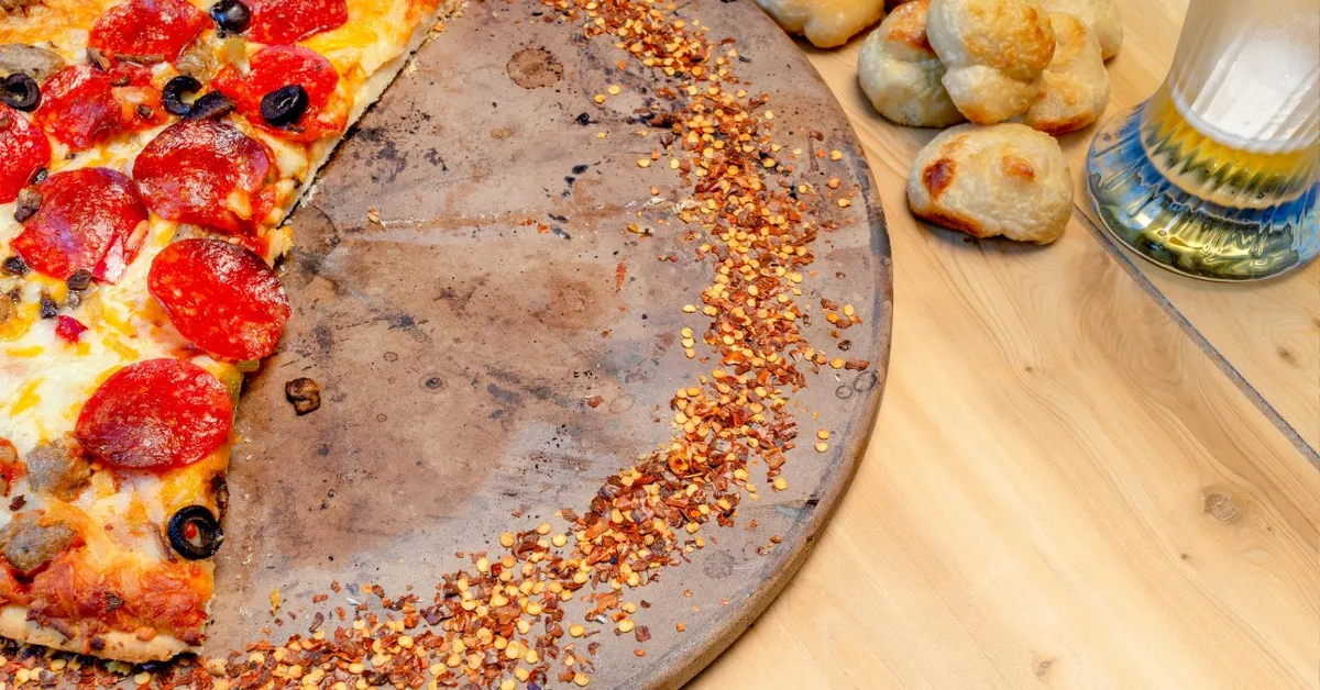 Zo wordt de pizzasteen écht schoon (en gaat hij jaren mee): tips van de pro’s